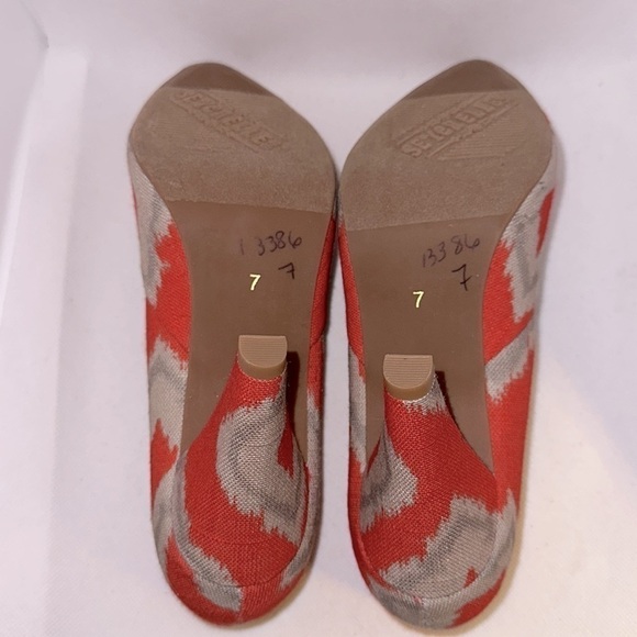 Anthropologie Seychelles Delightful Orange and Grey Ikat Print Heels Size 7- NWT - Picture 11 of 11